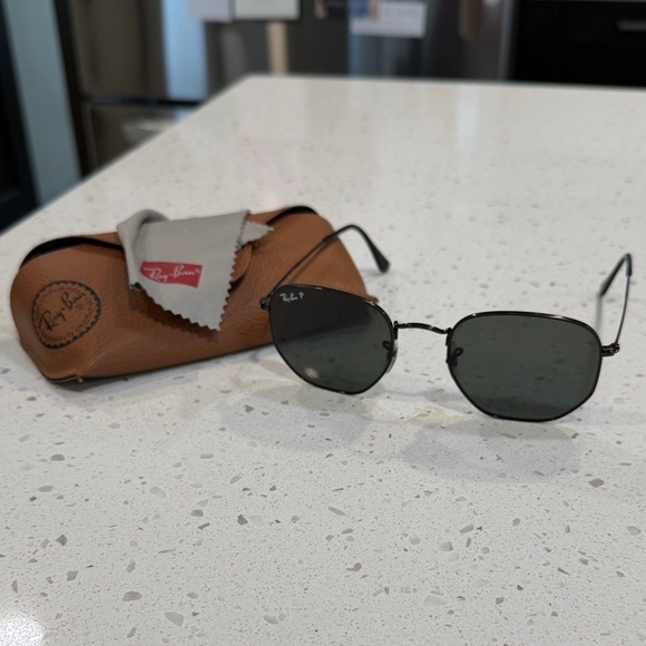 Ray-Ban Men’s Black Metal Frame Sunglasses with Dark Gray Lenses